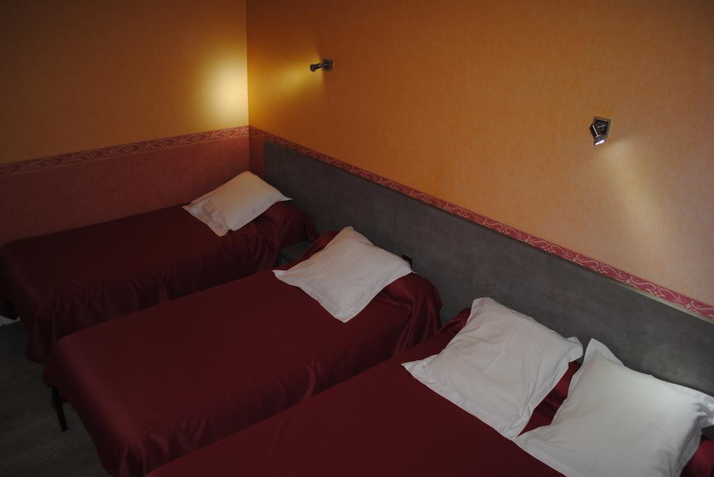 Hotel Des Voyageurs Chez Betty Neussargues en Pinatelle Eksteriør billede